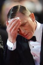 Daniel+Craig sweat wipe